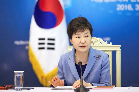 박근혜 대통령이 17일 청와대에서 열린 ‘지능정보사회 민관합동 간담회’에서 모두발언하고 있다. (사진=청와대) 