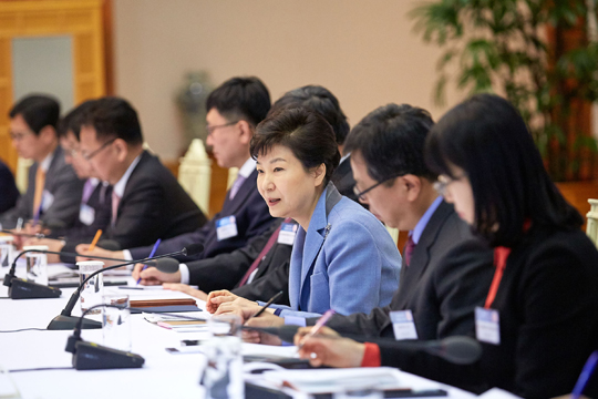 박근혜 대통령이 17일 청와대에서 열린 ‘지능정보사회 민관합동 간담회’에서 모두발언하고 있다. (사진=청와대)