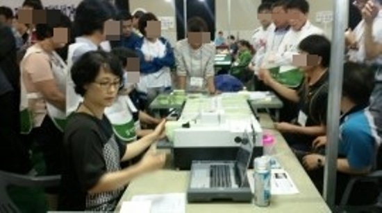 2014년 지방총선거 당시 투표지분류기를 운영하고 있는 필자.