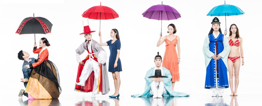 시간의 나이 포스터. 포스터 이미지에서 수영복을 입은 여자가 한복을 입은 남자에게 우산을 씌워주는 행위는 전통과 현대 각각의 시간이 서로를 보호해준다는 의미다.