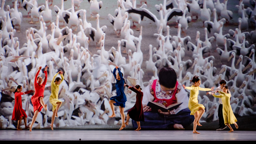 ‘시간의 나이’는 한국의 전통무용에 영상을 덧입혀 새로운 예술작품으로 승화시켰다. (사진 = 국립극장)