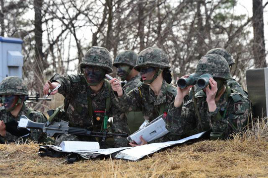 포탄이 목표물에 정확히 맞았는지 교육생들이 관측훈련을 하고 있다. (사진=국방일보 제공)