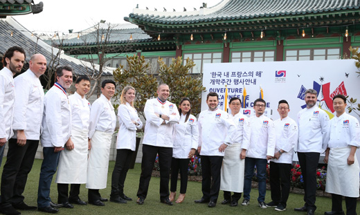 23일 서울 신라호텔에서 한불 수교 130주년(2016. 6. 4.)을 기념하기 위한 ‘2015-2016 한-불 상호 교류의 해’의 ‘한국 내 프랑스의 해’ 개막을 알리는 축하 연회가 열렸다. 이날 프랑스 대통령궁인 엘리제궁의 수석 요리사 기욤 고메즈, 한국 및 프랑스 요리사들이 기념 촬영을 하고 있다.