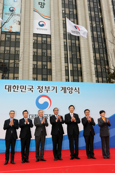 홍윤식 행정자치부 장관, 윤병세 외교부 장관, 홍용표 통일부 장관, 김종덕 문화체육관광부 장관, 박인용 국민안전처 장관, 강은희 여성가족부 장관, 이근면 인사혁신처장 등 각 정부기관 장, 차관들이 