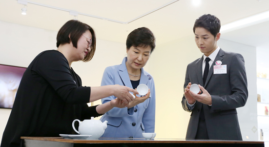 박근혜 대통령과 배우 송중기가 11일 오전  K-Style Hub 개관식에 참석, 아트마켓관을 둘러보고 있다. (사진=문화체육관광부)