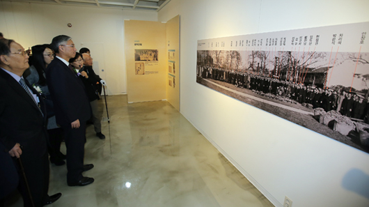 지난달 24일 오후 서울 종로구 세종문화회관 세종미술관에서 열린 대한민국 임시정부 수립 97주년 기념 사진전 