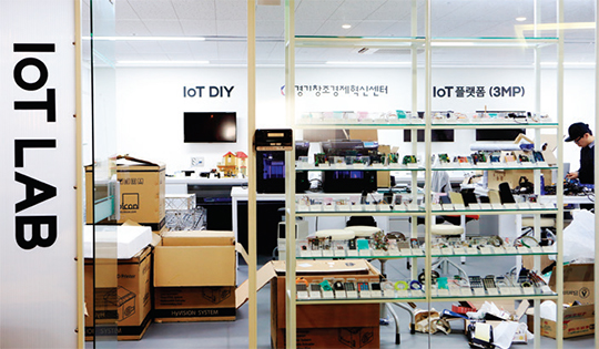 경기혁신센터 내 사물인터넷(IoT) 연구실.