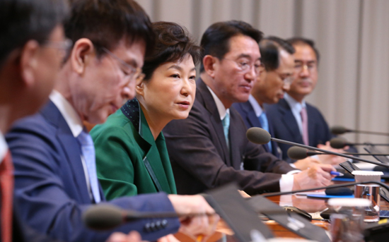 박근혜 대통령이 18일 청와대에서 열린 수석비서관회의를 주재하고 있다. <저작권자(c) 연합뉴스, 무단 전재-재배포 금지> 