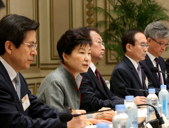 박근혜 대통령이 22일 청와대에서 열린 ‘2016 국가재정 전략회의’를 주재하고 있다. <저작권자(c) 연합뉴스, 무단 전재-재배포 금지> 
