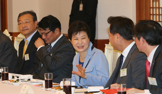 박근혜 대통령이 26일 낮 청와대에서 중앙언론사 편집·보도국장 오찬 간담회에서 참석자들과 대화하고 있다. <저작권자(c) 연합뉴스, 무단 전재-재배포 금지>