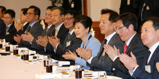 26일 청와대에서 열린 중앙언론사 편집·보도국장 오찬 간담회에서 참석자들이 청와대 참모진 소개를 받고 있다. <저작권자(c) 연합뉴스, 무단 전재-재배포 금지> 