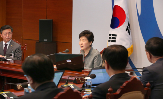 박근혜 대통령이 28일 오전 청와대에서 열린 영상 국무회의에서 모두발언을 하고 있다. (사진=저작권자(c) 연합뉴스, 무단 전재-재배포 금지)