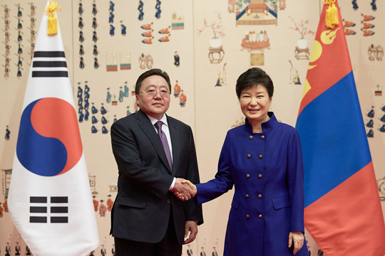 박근혜 대통령과 차히야 엘벡도르지 몽골 대통령이 19일 오전 청와대에서 정상회담에 앞서 기념촬영을 하고 있다. (사진=청와대)