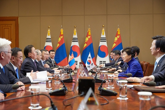 박근혜 대통령과 차히야 엘벡도르지 몽골 대통령이 19일 오전 청와대에서 열린 정상회담에서 경제협력 확대 방안 등에 대해 논의하고 있다.