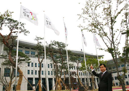 전영하 사무관이 경북도청 앞에 걸려있는 정부3.0 깃발을 가리키며 이야기를 이어가고 있다. 정부3.0을 말할 때 전 사무관에게서 애정이 느껴진다.