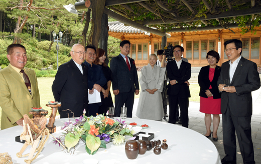 황교안 국무총리가 10일 오전 방송인 이상용, 산악인 허영호씨 등 긍정·희망 분위기 조성 전문가들을 서울 삼청동 총리공관으로 초청, 환담을 하고 있다.