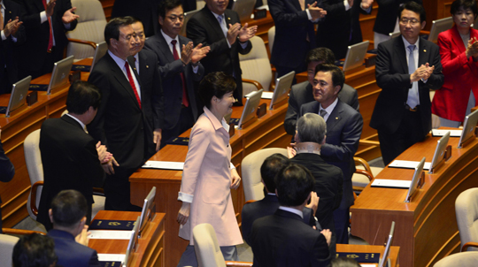 박근혜 대통령이 13일 오전 국회 본회의장에서 열린 제20대 국회 개원식에 참석하고 있다. (사진=저작권자(c) 연합뉴스, 무단 전재-재배포 금지)