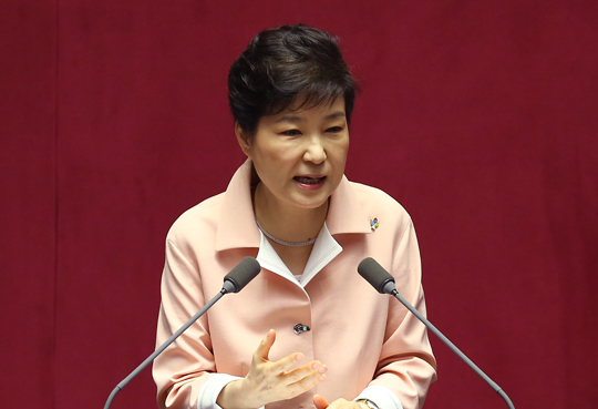박근혜 대통령이 13일 오전 국회에서 열린 20대 국회 개원식에서 개원 연설을 하고 있다. (사진=저작권자(c) 연합뉴스, 무단 전재-재배포 금지)