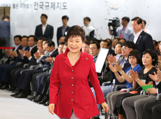 박근혜 대통령이 20일 코엑스에서 열린 정부3.0 국민체험마당 행사에서 축사하기 위해 단상으로 나가고 있다. (사진=저작권자(c) 연합뉴스, 무단 전재-재배포 금지)