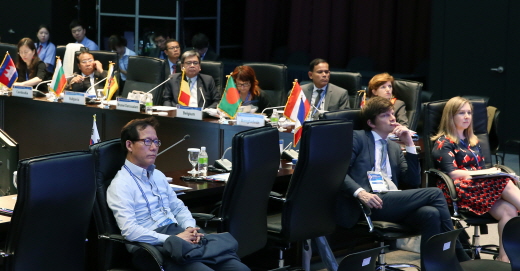 제7차 아시아-유럽(ASEM) 문화장관회의 공식 일정에 들어간 22일 오후 광주 동구 금남로 국립아시아문화전당 국제회의실에서 민간 패널 토론이 진행되고 있다..