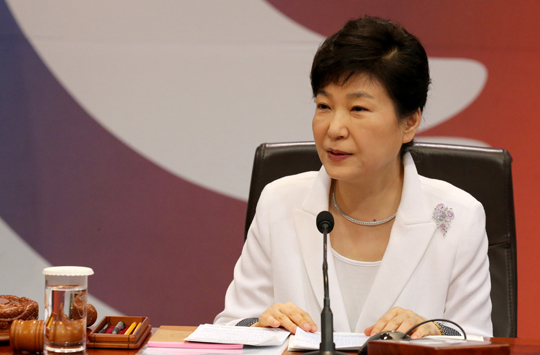 박근혜 대통령이 4일 청와대에서 열린 국무회의에서 모두발언하고 있다. (사진=저작권자(c) 연합뉴스, 무단 전재-재배포 금지)