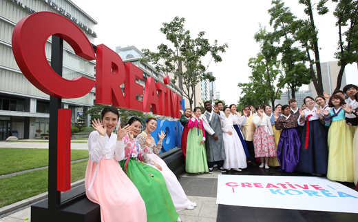   3일 서울 종로구 세종대로 대한민국역사박물관 앞 마당에서 국가브랜드  ‘Creative Korea’ 조형물 및 현수막 앞에서  한복을 입은 외국인 및 내국인이 플래시몹을 하고 있다.