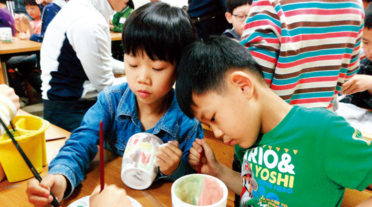 우종미술관에서는 매달 문화가 있는 날에 ‘이야기가 있는 도자그림놀이’ 프로그램을 진행한다. 사진은 아이들이 직접 다기를 만들어보는 모습.(사진=우종미술관)