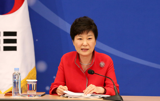박 대통령은 7일 청와대에서 주재한 제10차 무역투자진흥회의에서 모두발언을 하고 있다.