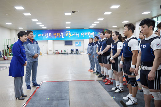 박근혜 대통령이 다음 달 5일 브라질에서 개막하는 리우하계올림픽을 앞두고 6일 서울 노원구 태릉선수촌을 방문해 대표단을 격려했다.