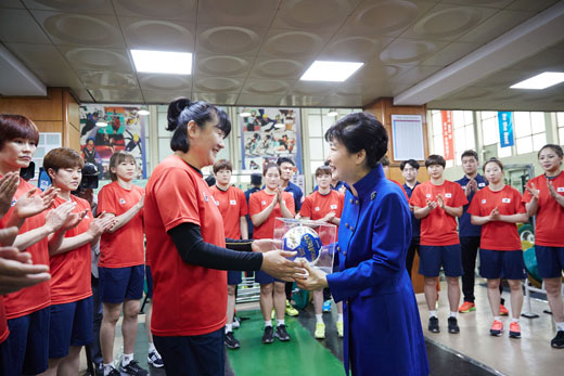박근혜 대통령이 6일 오후 2016 리우하계올림픽 D-30 선수단 격려를 위해 서울 노원구 태릉선수촌을 찾아, 여자핸드볼 국가대표팀선수들을 격려하고 있다. 