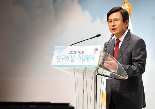 황교안 국무총리가 11일 오후 서울 양재동 AT센터에서 열린 인구의 날 기념식에 참석, 축사를 하고 있다.