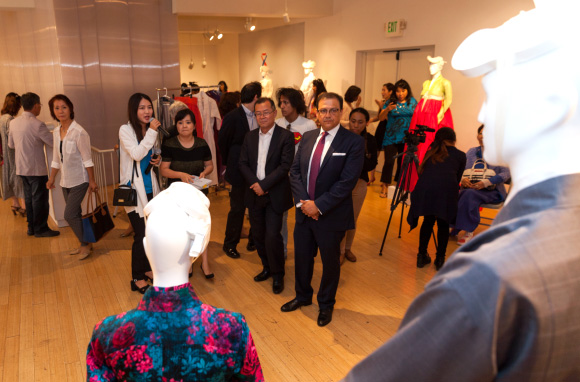(LA) 한국문화원 아트갤러리에서  ‘한국 우수문화상품전’을 둘러보는 관람객들.