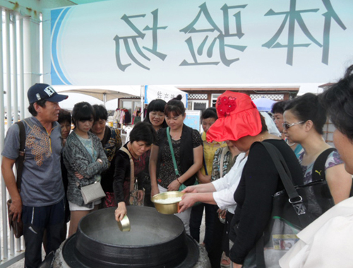 중국인 관광객이 직접 톳밥과 수제비를 만들기 체험프로그램에 참여하고 있다.