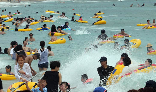 해수욕장을 찾은 피서객들이 물놀이를 하며 더위를 식히고 있다.(사진=저작권자 (c) 연합뉴스. 무단전재-재배포금지) 