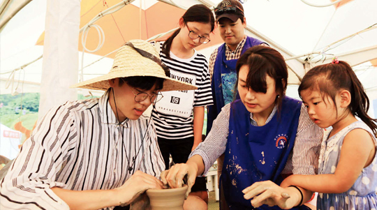 청자와 관련한 다양한 프로그램이 진행되는 강진청자축제.(사진=동아DB)