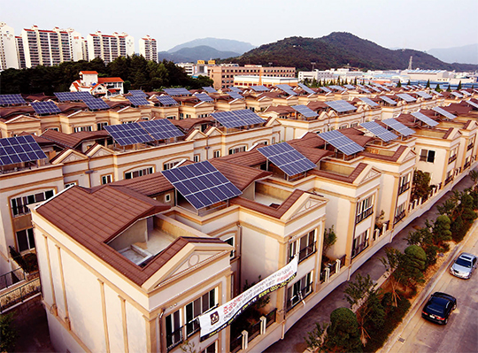 한국에너지공단이 설치한 경남 창원의 한 아파트 태양광 발전시설.(사진=동아DB)