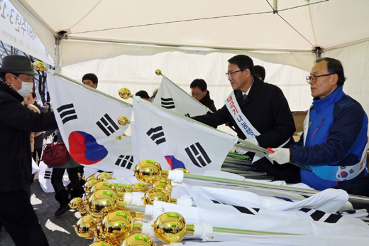 김성렬 행정자치부 차관이 1일 오전 서울 세종로공원에서 열린 ‘3.1절 태극기 사랑운동’에서 시민들에게 태극기를 나눠주고 있다.(사진=공감포토)