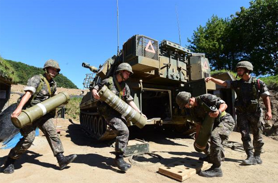 18일 실시된 육군26사단 백호포병대대 사격훈련에서 비상상황이 발령되자 일사불란하게 맡은 바 위치에서 임무를 수행하고 있다. (사진=국방일보)