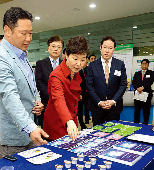 박근혜 대통령이 4월 8일 전북창조경제혁신센터를 방문해 이앤코리아의 제품을 살펴보고 있다.