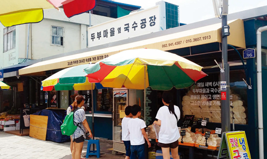 1970~80년대 모습을 그대로 재현한 상점들.