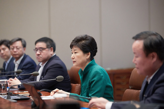 박근혜 대통령이 29일 청와대에서 열린 수석비서관회의에서 발언을 하고 있다.