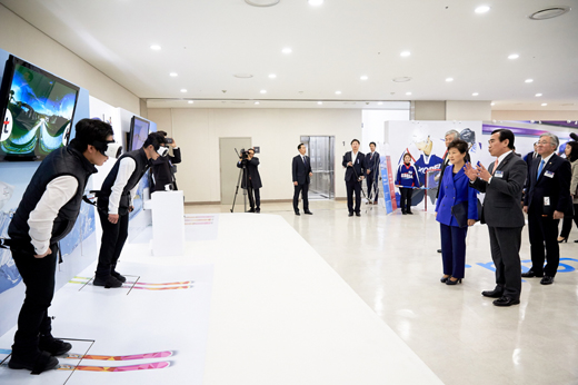 박근혜 대통령이 10일 오전 대구육상진흥센터에서 열린 스포츠 문화산업 비전보고대회을 마치고 나서 평창 동계올림픽존을 둘러보고 있다.(사진 = 청와대)