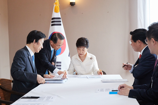 박 대통령, 라오스 현지에서 긴급대책회의