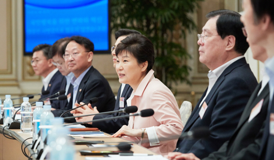 박근혜 대통령이 24일 청와대 영빈관에서 열린 2016년 장·차관 워크숍에서 모두발언을 하고 있다.