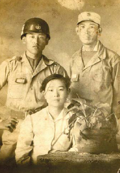 이영일 옹의 아버지 고 이은상(오른쪽) 씨가 1954년 군 복무 시절 찍은 사진.