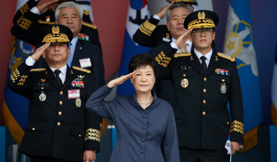 박근혜 대통령이 1일 계룡대에서 열린 제 68주년 국군의 날 기념식에 참석하고 있다. (사진=청와대)
