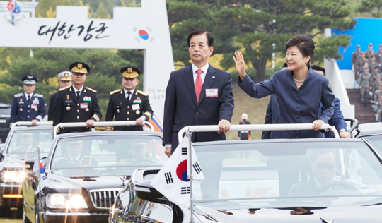 박근혜 대통령이 1일 계룡대에서 열린 국군의 날 행사에서 열병하고 있다.