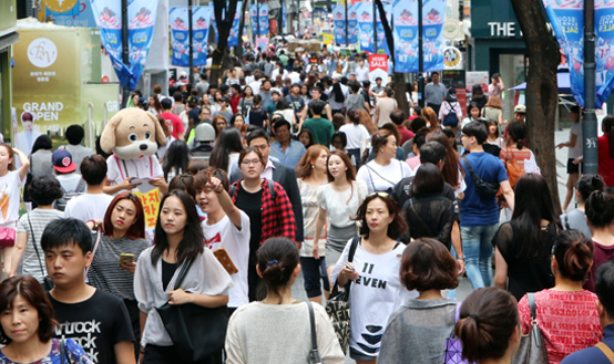 한국을 찾은 중국인 등 외래관광객으로 붐비는 명동 거리.