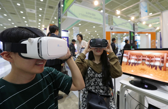 6일 개막하는 코리아 VR 페스티벌 2016’VR산업의 현 주소와 그간 성과를 되짚어 보고, VR산업의 미래 비전을 공유하여 글로벌 시장 선점을 위해 민관의 역량을 모으는 계기가 될 것으로 예상된다.<저작권자(c) 연합뉴스, 무단 전재-재배포 금지>