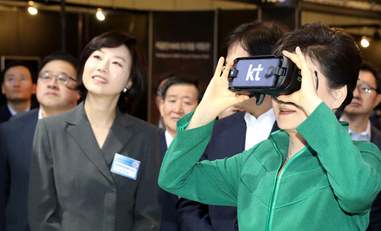 박근혜 대통령이 7일 오전 서울시 마포구 상암동 누리꿈스퀘어에서 열린 코리아 VR 페스티벌에서 KT 부스를 방문, VR을 체험하고 있다. (사진=저작권자(c) 연합뉴스, 무단 전재-재배포 금지)